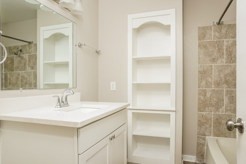 1,635/Mo, 6927 Roslyn Ct North Port, FL 34287 Bathroom View 2