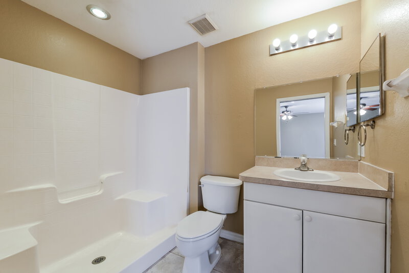 1,800/Mo, 4643 Mermell Cir North Port, FL 34291 Main Bathroom View