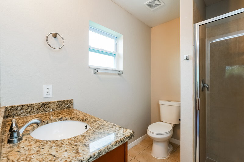 1,655/Mo, 3204 18th St SW Lehigh Acres, FL 33976 Bathroom View