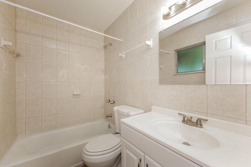 1,795/Mo, 2386 Vestridge St North Port, FL 34287 Main Bathroom View