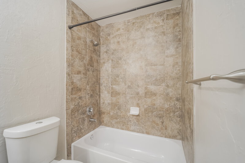 1,795/Mo, 2122 SE 6th Ln Cape Coral, FL 33990 Main Bathroom View