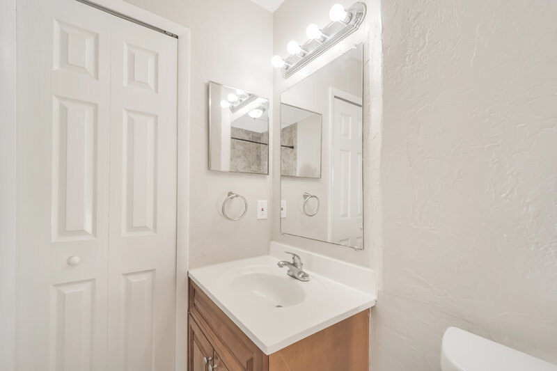 1,795/Mo, 2122 SE 6th Ln Cape Coral, FL 33990 Main Bathroom View 2