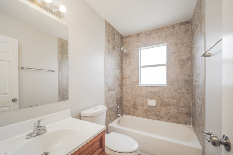 1,795/Mo, 2122 SE 6th Ln Cape Coral, FL 33990 Bathroom View