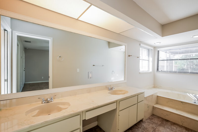1,910/Mo, 18446 Elgin Ave Port Charlotte, FL 33948 Main Bathroom View