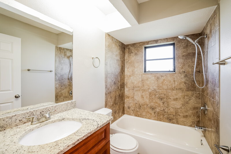 1,910/Mo, 18446 Elgin Ave Port Charlotte, FL 33948 Bathroom View