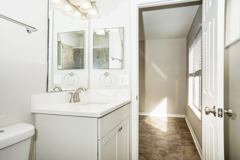 1,740/Mo, 5192 Cambay St North Port, FL 34287 Main Bathroom View