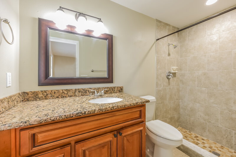 2,180/Mo, 217 Alsace Ave Venice, FL 34293 Main Bathroom View