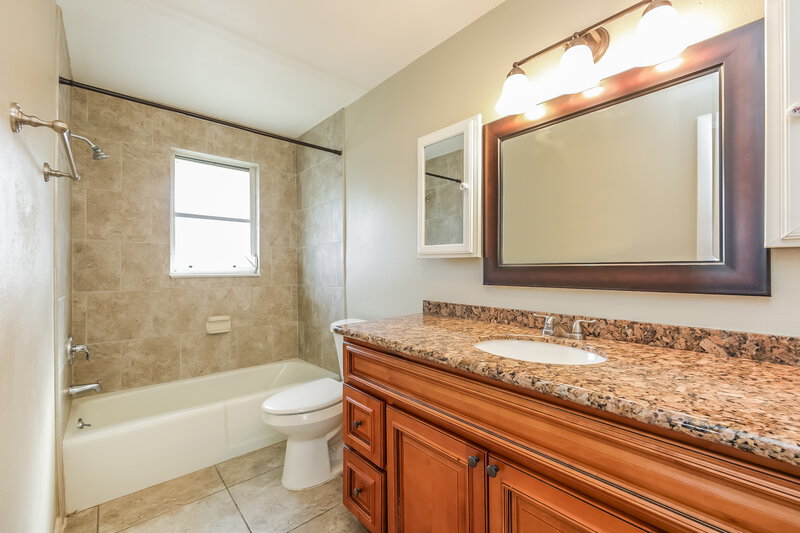 2,180/Mo, 217 Alsace Ave Venice, FL 34293 Bathroom View