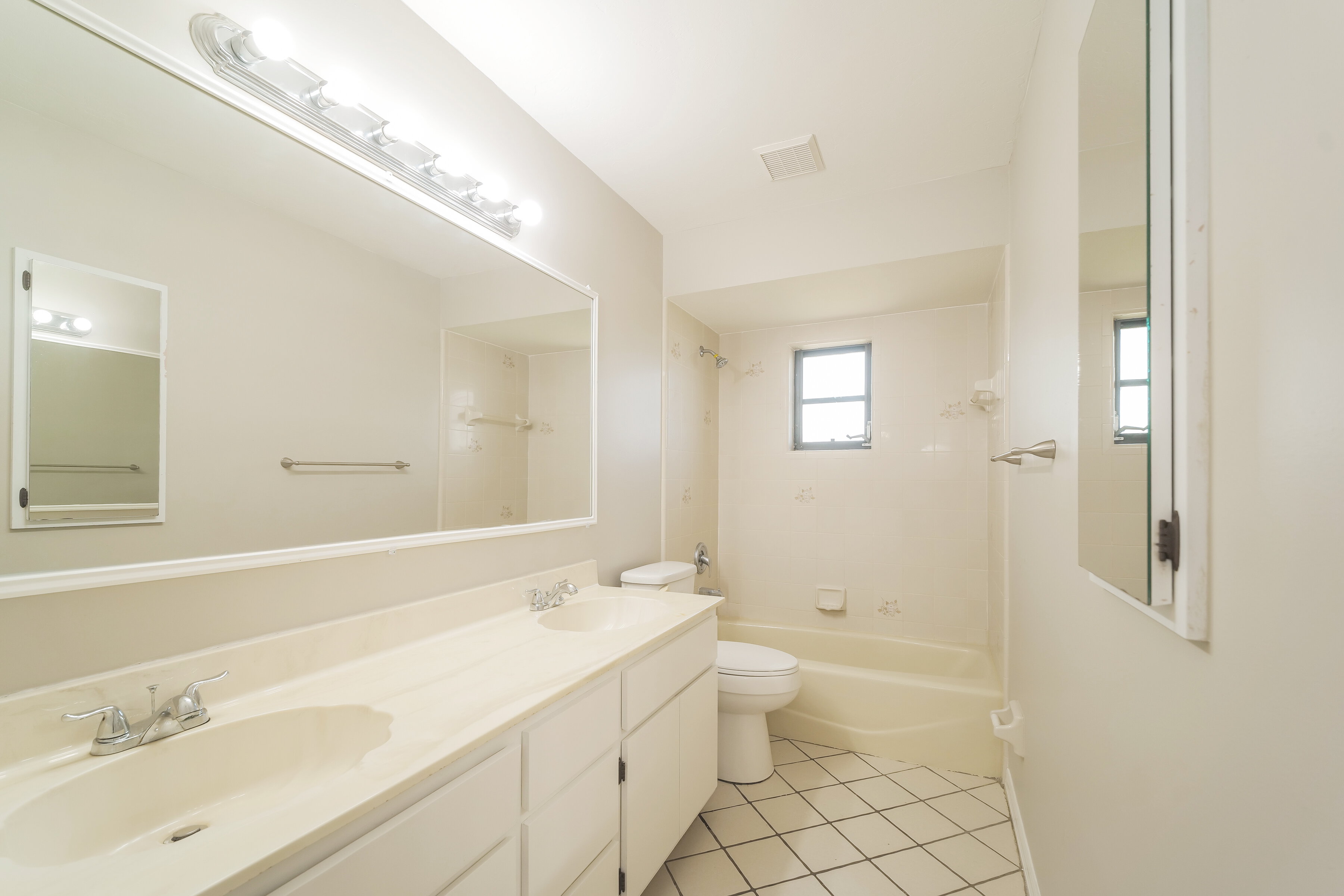 1,790/Mo, 1329 SE 12th ST Cape Coral, FL 33990 Main Bathroom View