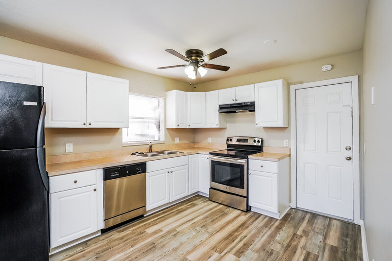 2,220/Mo, 1417 Hancock Bridge Parkway Cape Coral, FL 33990 Kitchen View