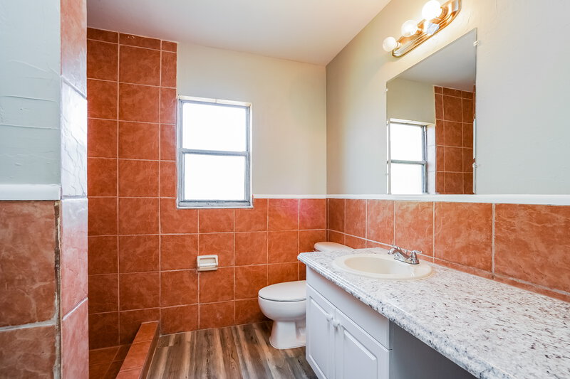 2,220/Mo, 1417 Hancock Bridge Parkway Cape Coral, FL 33990 Main Bathroom View