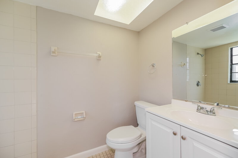 1,700/Mo, 225 SW 35th ST Cape Coral, FL 33914 Main Bathroom View