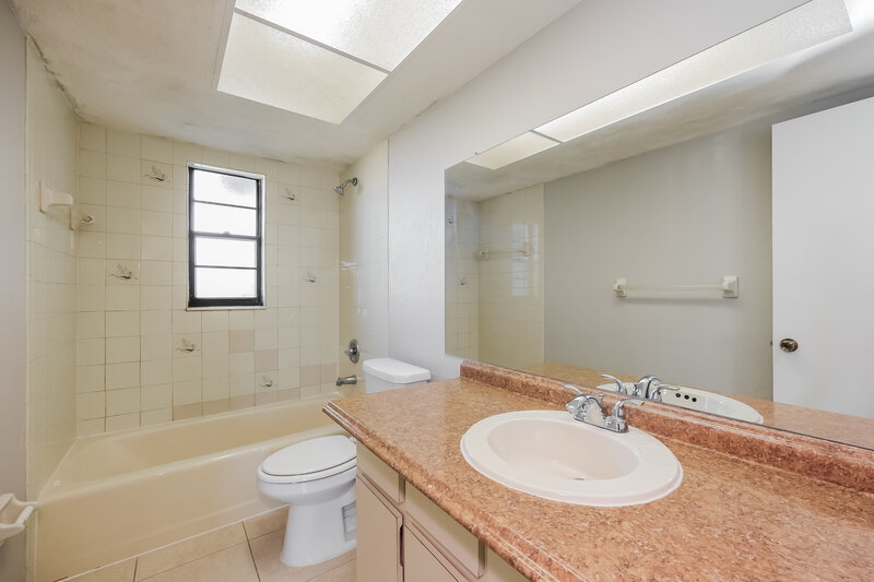 1,700/Mo, 225 SW 35th ST Cape Coral, FL 33914 Bathroom View