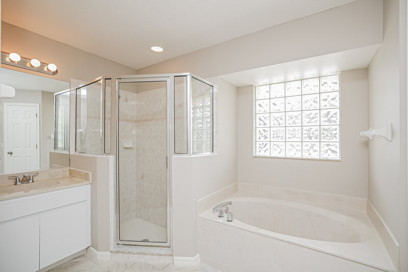 2,150/Mo, 72 Long Meadow Ln Rotonda West, FL 33947 Main Bathroom View