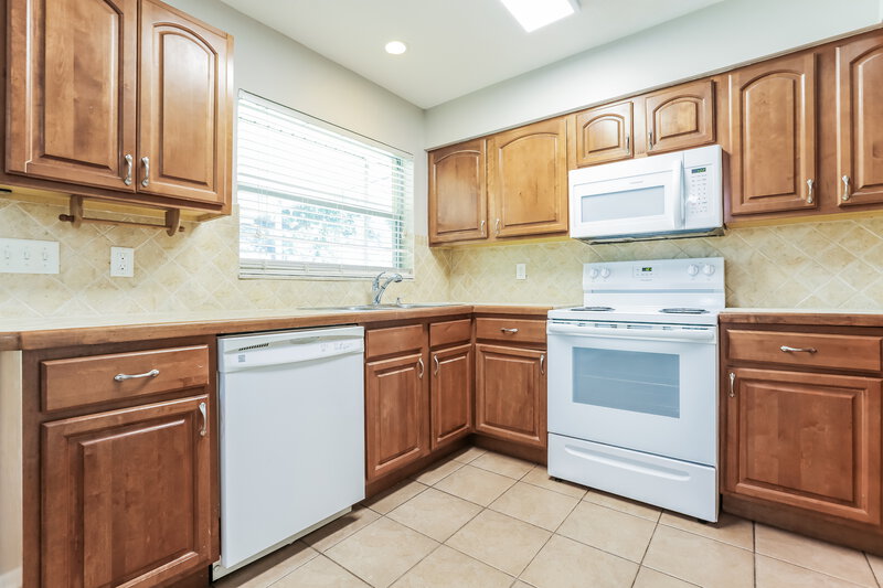 1,715/Mo, 20094 Lorenzo Ave Port Charlotte, FL 33952 Kitchen View 2