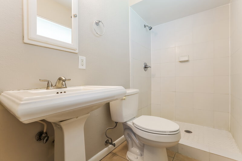 1,715/Mo, 20094 Lorenzo Ave Port Charlotte, FL 33952 Bathroom View