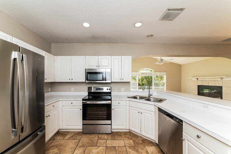 2,470/Mo, 4711 E 69Th Ct Palmetto, FL 34221 Kitchen View 2