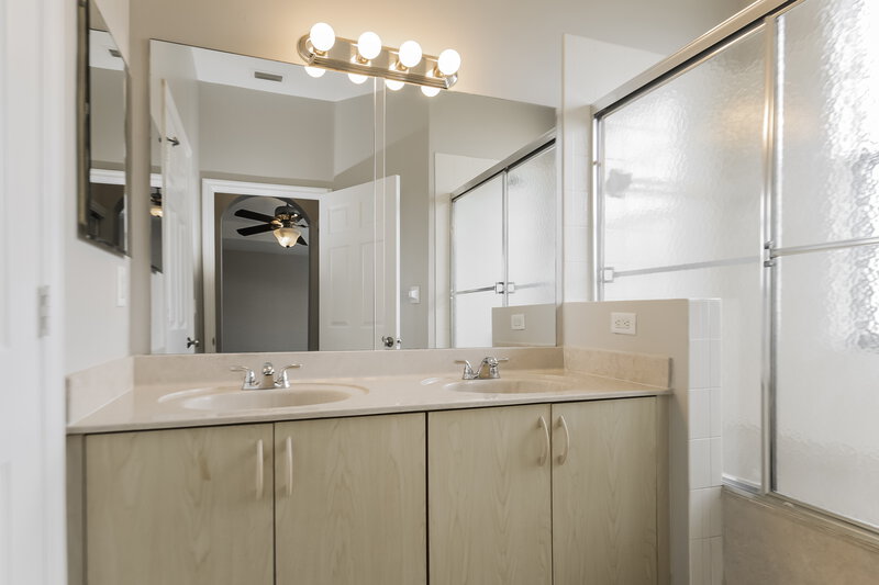 2,625/Mo, 7388 Bristol Cir Naples, FL 34120 Main Bathroom View