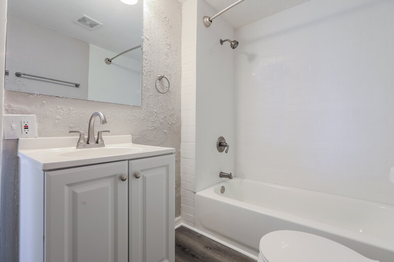 2,880/Mo, 1882 Neptune Drive Englewood, FL 34223 Main Bathroom View