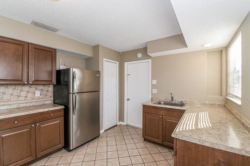 2,450/Mo, 8430 Caloosa Rd Fort Myers, FL 33967 Kitchen View