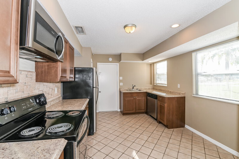 2,450/Mo, 8430 Caloosa Rd Fort Myers, FL 33967 Kitchen View 2