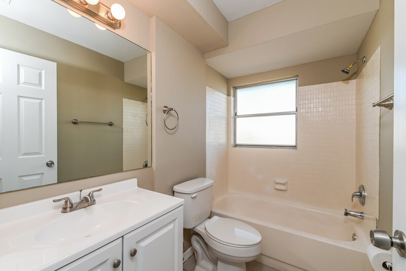 2,450/Mo, 8430 Caloosa Rd Fort Myers, FL 33967 Bathroom View