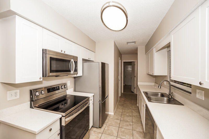 1,540/Mo, 7072 Bougainvillea St Englewood, FL 34224 Kitchen View