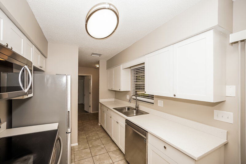 1,540/Mo, 7072 Bougainvillea St Englewood, FL 34224 Kitchen View 2
