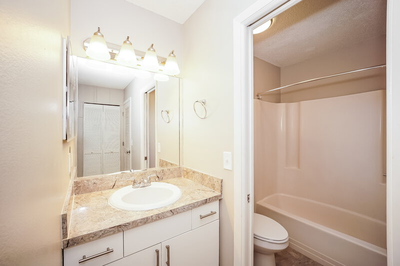 1,540/Mo, 7072 Bougainvillea St Englewood, FL 34224 Main Bathroom View