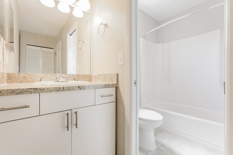 1,850/Mo, 7072 Bougainvillea St Englewood, FL 34224 Main Bathroom View