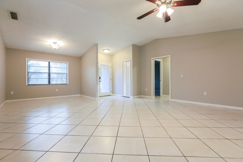 2,500/Mo, 2473 Guthrie Cir Sarasota, FL 34235 Living Room View 2