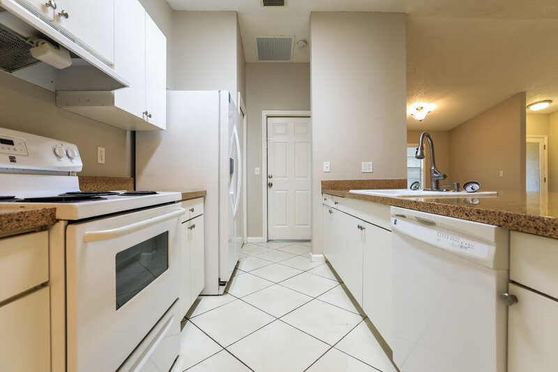 2,500/Mo, 2473 Guthrie Cir Sarasota, FL 34235 Kitchen View