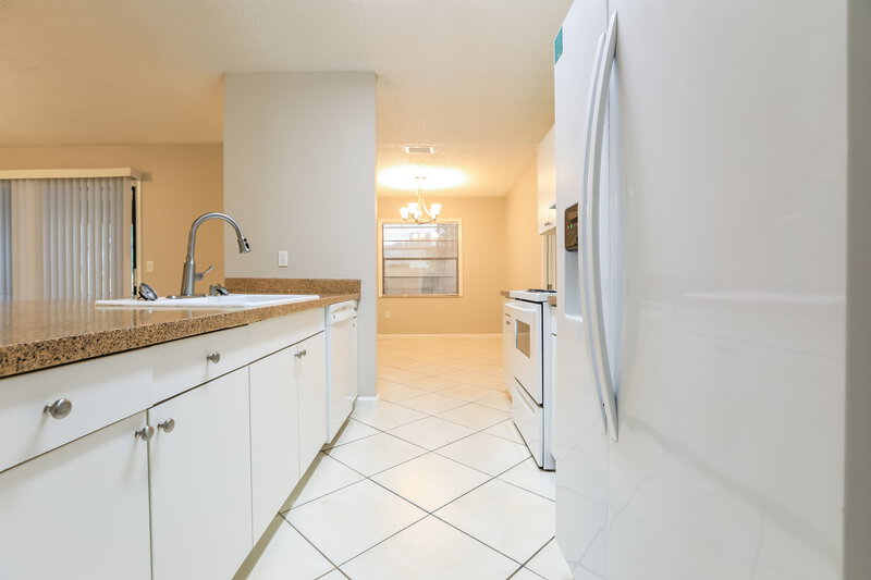 2,500/Mo, 2473 Guthrie Cir Sarasota, FL 34235 Kitchen View 2