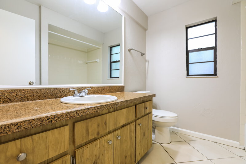2,500/Mo, 2473 Guthrie Cir Sarasota, FL 34235 Main Bathroom View