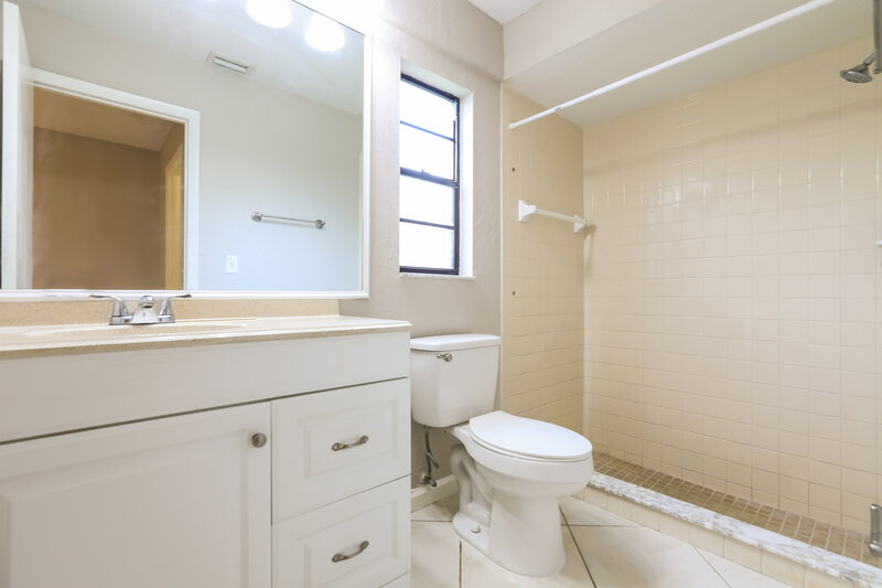 2,500/Mo, 2473 Guthrie Cir Sarasota, FL 34235 Bathroom View