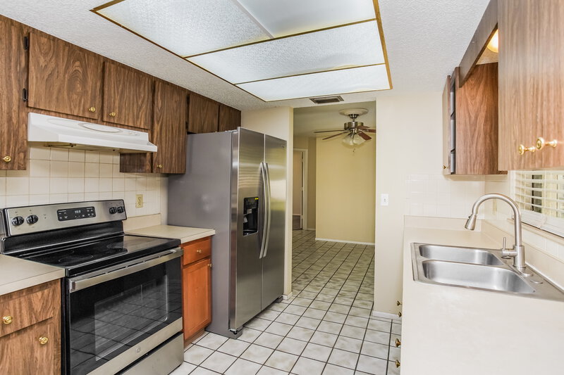 2,295/Mo, 1385 Georgetowne Cir Sarasota, FL 34232 Kitchen View 2