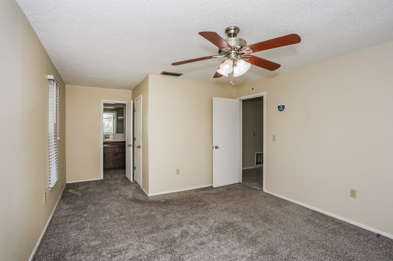 2,295/Mo, 1385 Georgetowne Cir Sarasota, FL 34232 Main Bedroom View 2