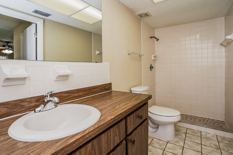 2,295/Mo, 1385 Georgetowne Cir Sarasota, FL 34232 Main Bathroom View