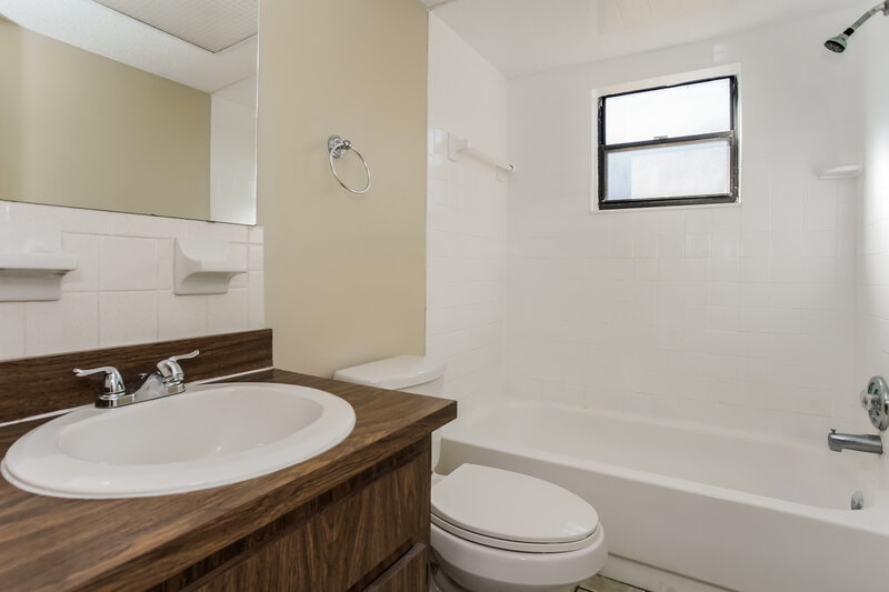 2,295/Mo, 1385 Georgetowne Cir Sarasota, FL 34232 Bathroom View
