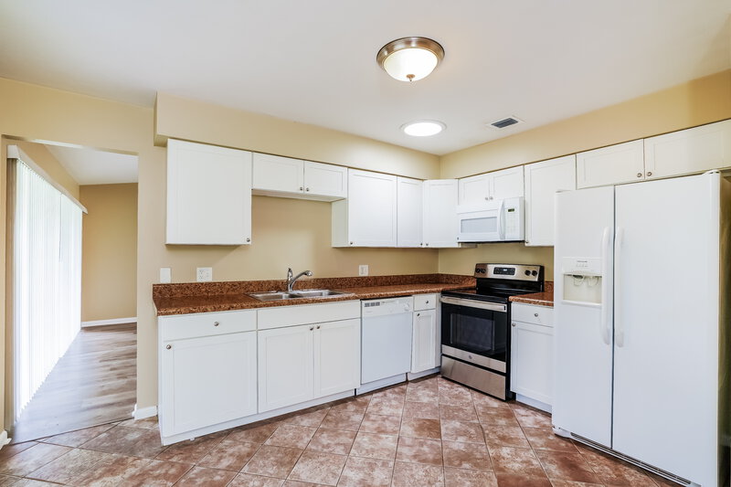 1,690/Mo, 1415 SE 15th ST Cape Coral, FL 33990 Kitchen View 2