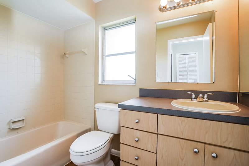 1,690/Mo, 1415 SE 15th ST Cape Coral, FL 33990 Main Bathroom View