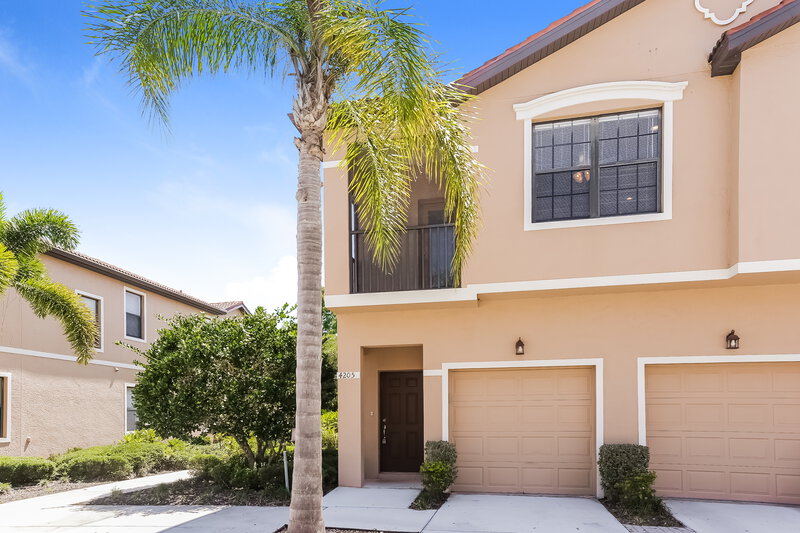 0/Mo, 4205 Via Piedra Cir. Sarasota, FL 34233 Front View