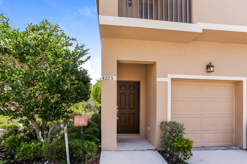 0/Mo, 4205 Via Piedra Cir. Sarasota, FL 34233 Front View 2