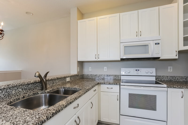 0/Mo, 4205 Via Piedra Cir. Sarasota, FL 34233 Kitchen View 2