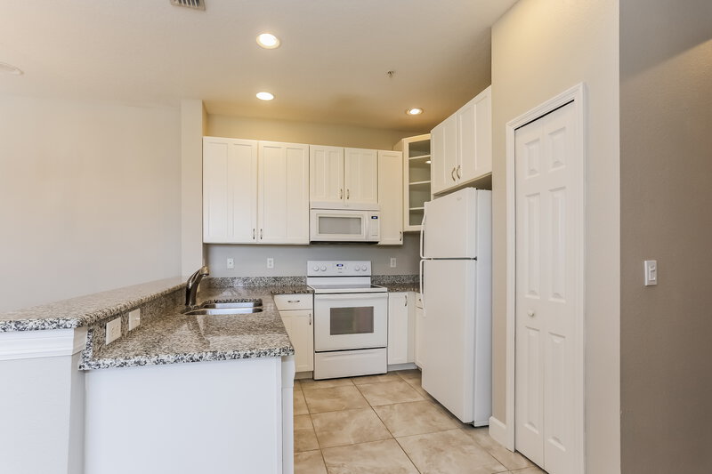 0/Mo, 4205 Via Piedra Cir. Sarasota, FL 34233 Kitchen View 3