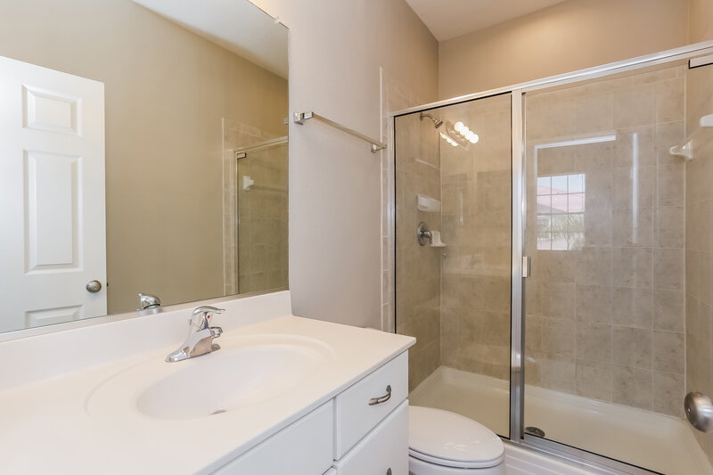 0/Mo, 4205 Via Piedra Cir. Sarasota, FL 34233 Master Bathroom View