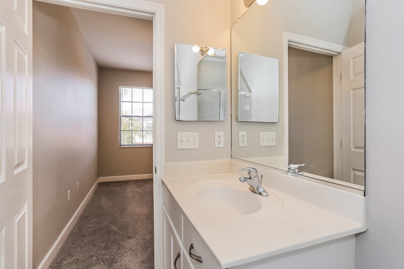 0/Mo, 4205 Via Piedra Cir. Sarasota, FL 34233 Master Bathroom View 2