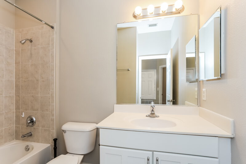 0/Mo, 4205 Via Piedra Cir. Sarasota, FL 34233 Bathroom View