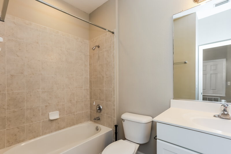 0/Mo, 4205 Via Piedra Cir. Sarasota, FL 34233 Bathroom View 2