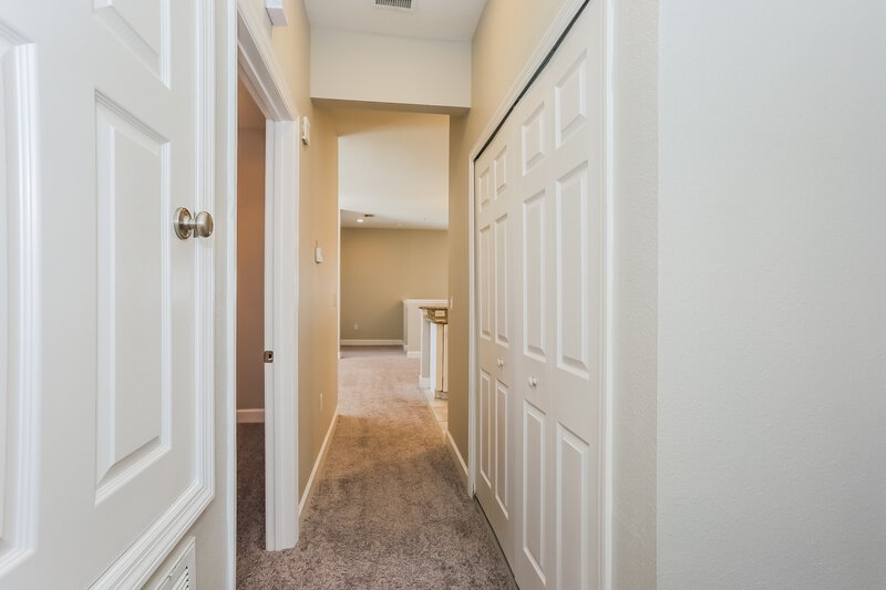 0/Mo, 4205 Via Piedra Cir. Sarasota, FL 34233 Hallway View